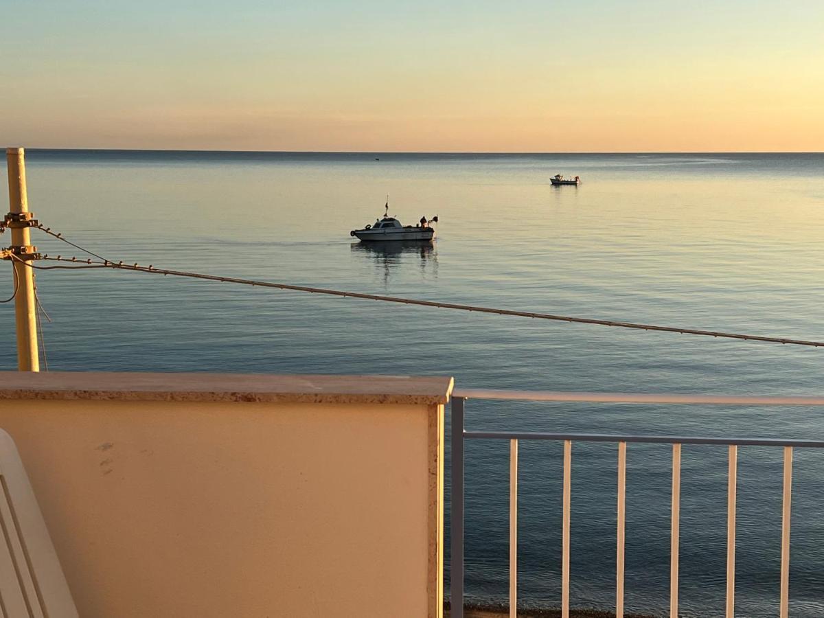 Villa Gloria Intero Alloggio Sulla Spiaggia 8 Posti Letto 15 Minuti Da Palermo E 35 Da Cefalu Casteldaccia Exterior foto