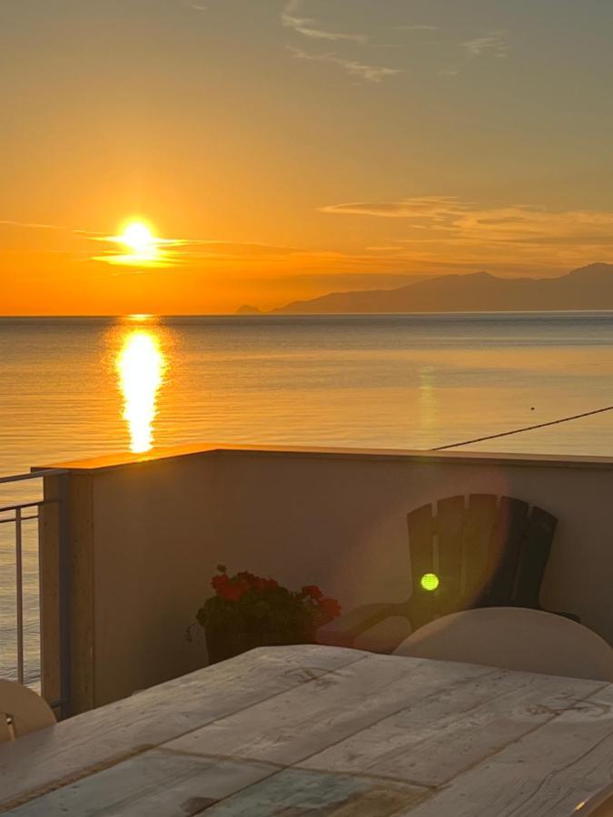 Villa Gloria Intero Alloggio Sulla Spiaggia 8 Posti Letto 15 Minuti Da Palermo E 35 Da Cefalu Casteldaccia Exterior foto